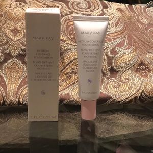 Mary Kay Medium Coverage Foundation: Ivory 204
